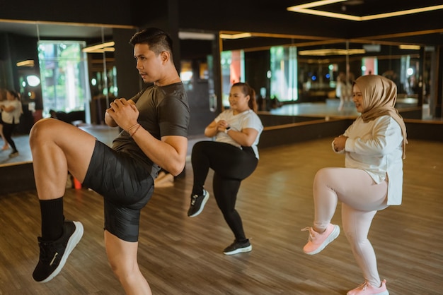 Insegnante professionista, tirocinante di fitness in palestra