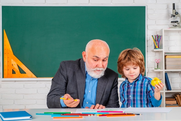 Insegnante senior in classe con bambino della scuola elementare Concetto di educazione scientifica