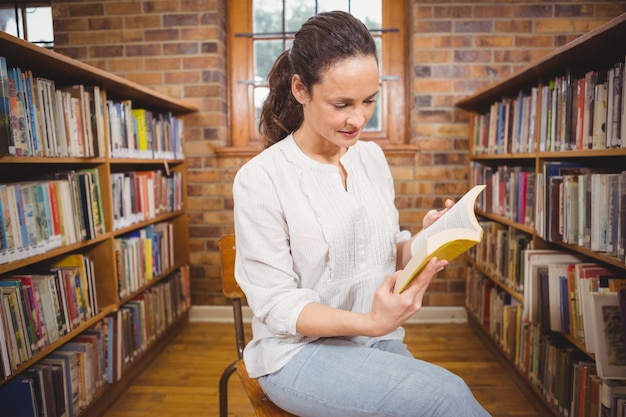 Insegnante sorridente che legge un libro