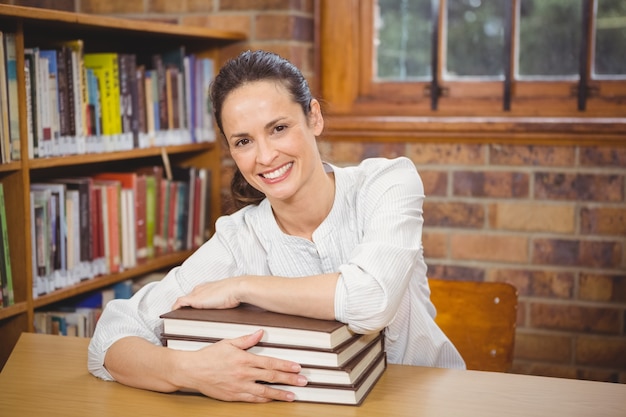 Insegnante tenendo grandi libri