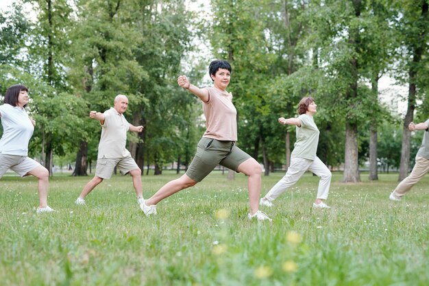 Insegnare agli anziani a fare esercizi di equilibrio