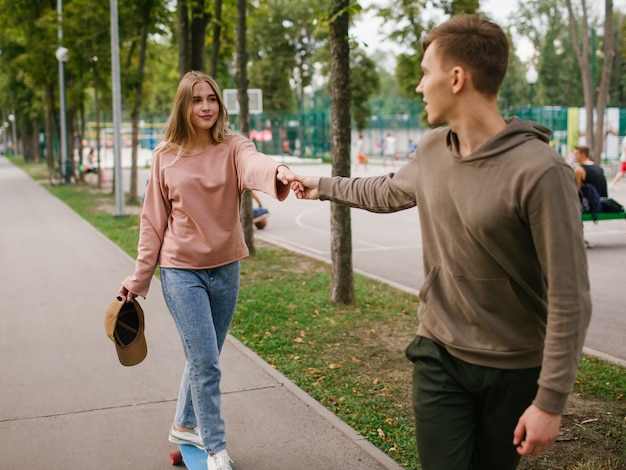 Insegnare lo skateboard allo stile di vita attivo fiducia