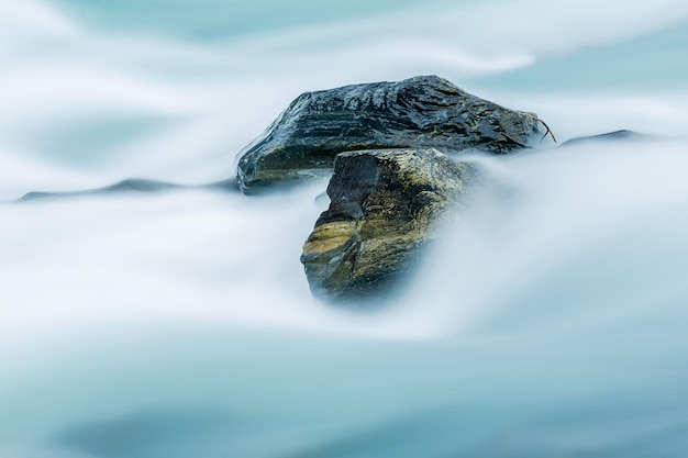 Insenatura con acqua corrente e pietre