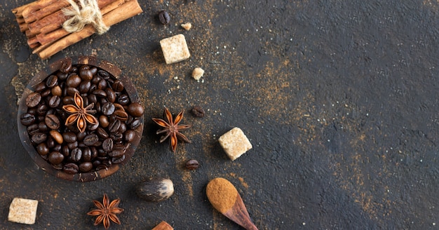 Insieme aromatico di chicchi di caffè, stelle di anice, bastoncini di cannella, zollette di zucchero di canna e noce moscata