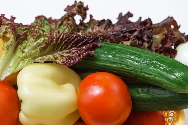 Insieme del primo piano di verdure fresche estive. lattuga, cetriolo, peperone, pomodoro