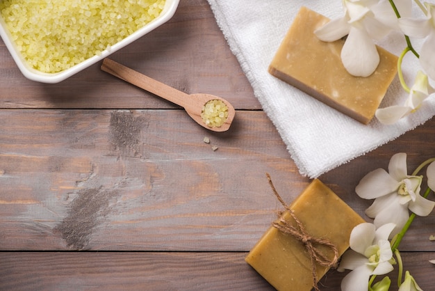 Insieme della stazione termale. Sapone organico fatto a mano e naturale e orchidea bianca su uno sfondo di legno