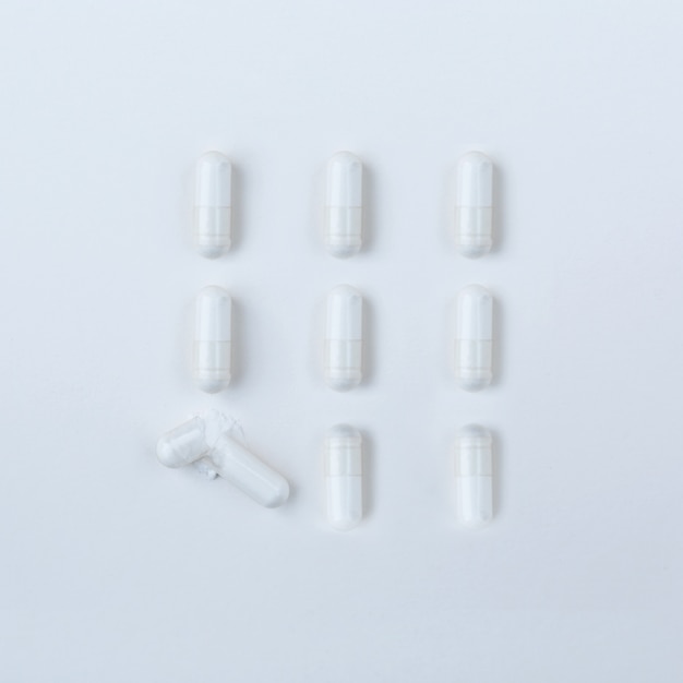 Insieme delle pillole bianche isolate su bianco