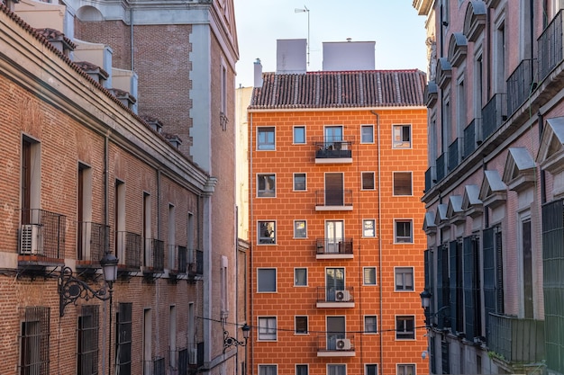 Insieme di edifici su una strada stretta nel centro della città di Madrid in Spagna