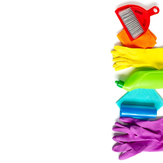 Insieme di prodotti di pulizia dei colori dell&#39;arcobaleno isolato su bianco.