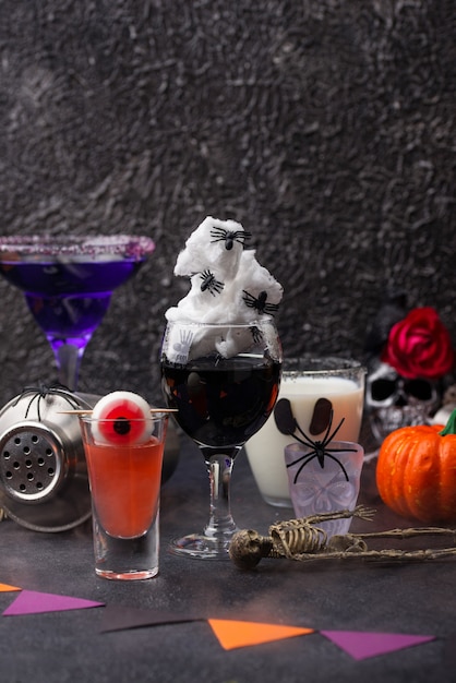 Insieme di varie bevande di Halloween. Cocktail spaventosi per la festa