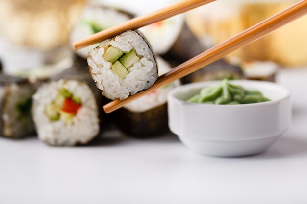 Insieme giapponese dei sushi con tè verde pronto da servire