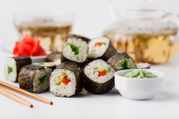 Insieme giapponese dei sushi con tè verde pronto da servire