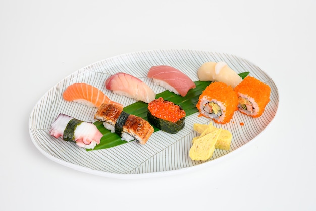 Insieme giapponese dei sushi di nigiri di alimento tradizionale sul piatto bianco
