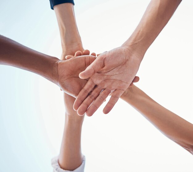 Insieme mani d'affari e circolo di lavoro di squadra per il team building di supporto della comunità e la collaborazione professionale