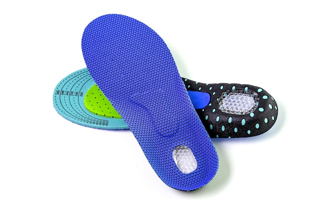 Insole ortopediche per scarpe sportive su sfondo bianco