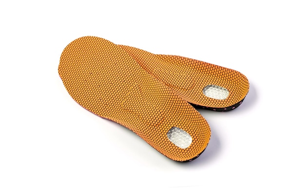 Insole ortopediche per scarpe sportive su sfondo bianco