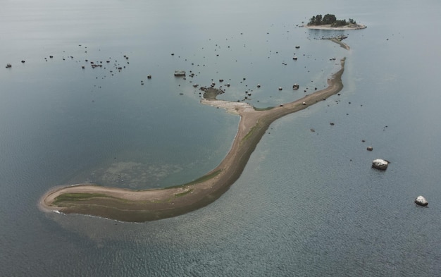 Insolita isola disabitata nel mare