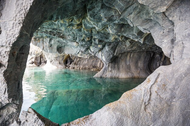 Insolite grotte di marmo sul lago di General Carrera, Patagonia, Cile.