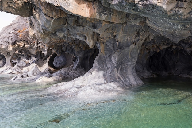 Insolite grotte di marmo sul lago di General Carrera, Patagonia, Cile.