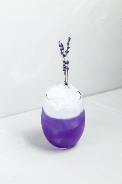 Insolito cocktail di schiuma di lavanda viola in un bicchiere