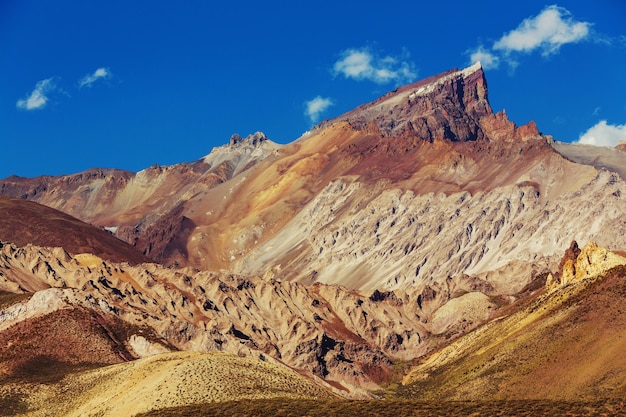 Insolito paesaggio di montagne nelle Ande, Agrentina.