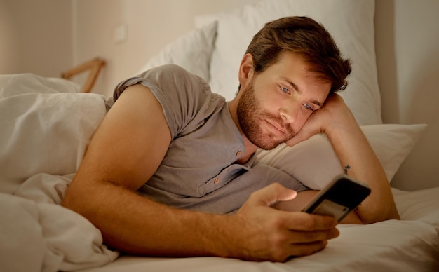 Insonnia annoiata e social media a letto per rilassarsi e calmarsi Problemi del sonno ansia e depressione o dipendenza da smartphone Problemi di salute mentale o barare online con l'app mobile