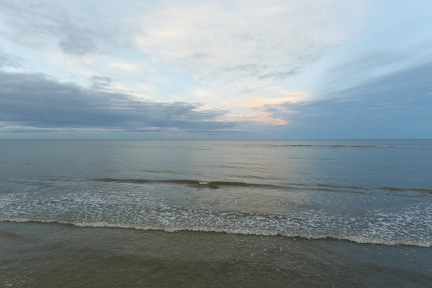 Inspirational di fondo mare e cielo. Morbide onde sulla spiaggia sabbiosa. Paesaggio tramonto