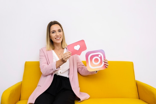 Instagram sicuro della tenuta della giovane donna e come l&#39;icona