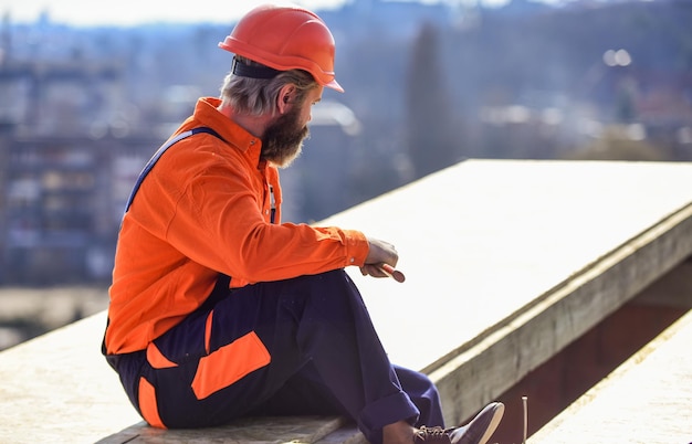 Installare strati di materiale parzialmente sovrapposti sulle superfici isolanti del tetto Tetto di riparazione principale Installazione su tetto piano Tetto di costruzione di roofer Superficie di copertura uomo Requisiti dei materiali