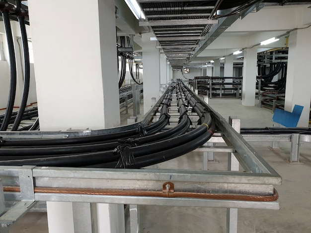 Installazione del cavo di alimentazione elettrica da 22 kV nella sala cavi della sottostazione