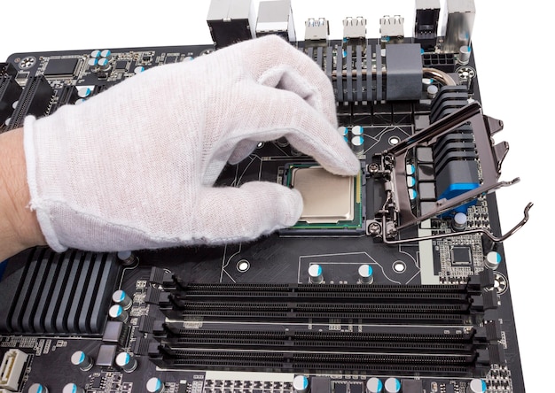Installazione del moderno processore nel socket della CPU sulla scheda madre