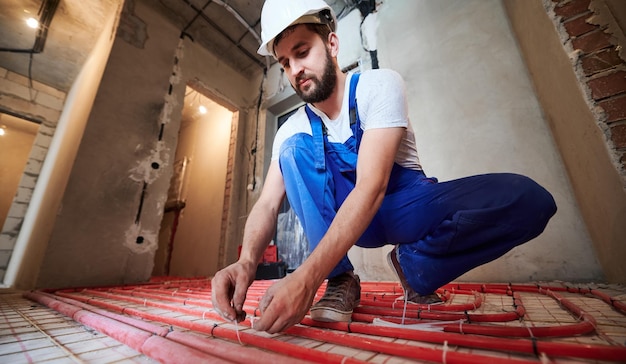 Installazione del riscaldamento a pavimento Sistema di riscaldamento a pavimento caldo