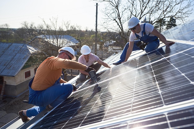 Installazione del sistema di pannelli solari fotovoltaici sul tetto della casa