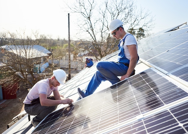 Installazione del sistema di pannelli solari fotovoltaici sul tetto della casa