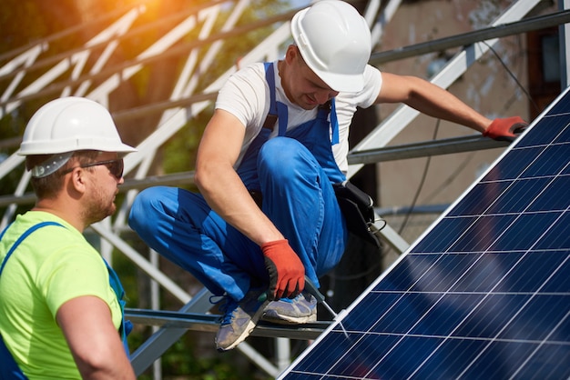 Installazione del sistema di pannelli solari stand-alone, energia verde rinnovabile