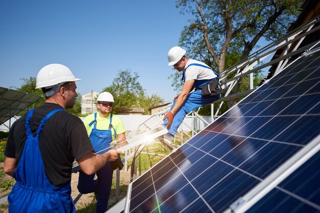 Installazione del sistema di pannelli solari stand-alone, energia verde rinnovabile