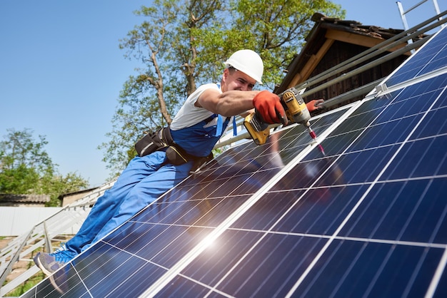 Installazione del sistema di pannelli solari stand-alone, energia verde rinnovabile