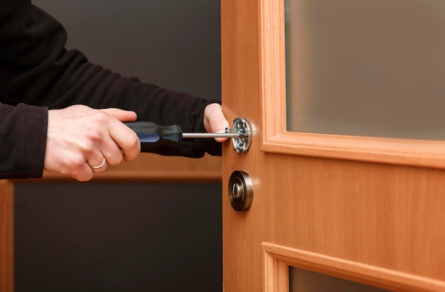 Installazione della maniglia della porta Fissaggio della serratura della porta con un cacciavite