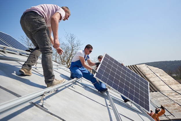 Installazione di pannelli solari fotovoltaici sul tetto della casa