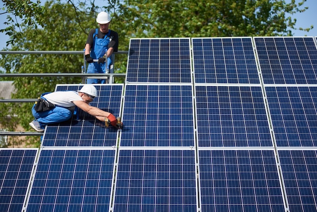 Installazione di pannelli solari stand-alone, energia rinnovabile verde