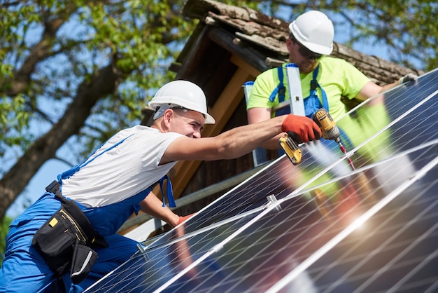 Installazione di pannelli solari stand-alone, energia rinnovabile verde