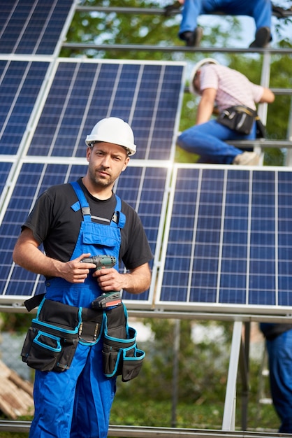 Installazione di pannelli solari stand-alone, energia rinnovabile verde