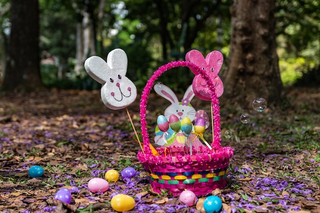 Installazione di Pasqua colorata con Bubble Fun nella foresta