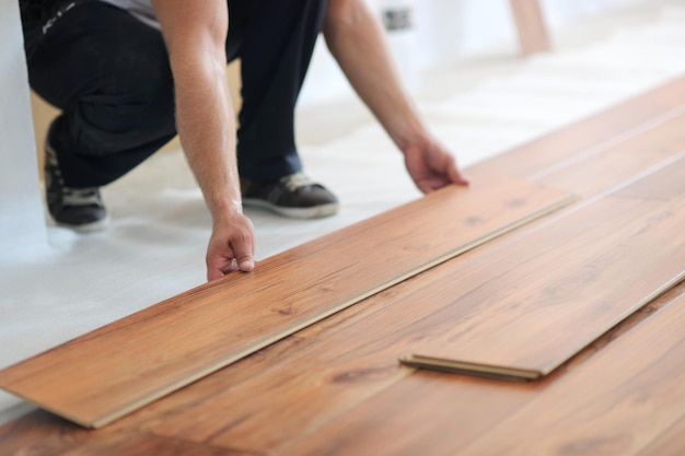 Installazione di pavimenti in laminato nella nuova casa al coperto