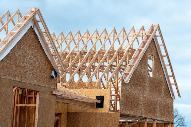 installazione di travi di una casa in compensato costruzione di spilli a parete in legno