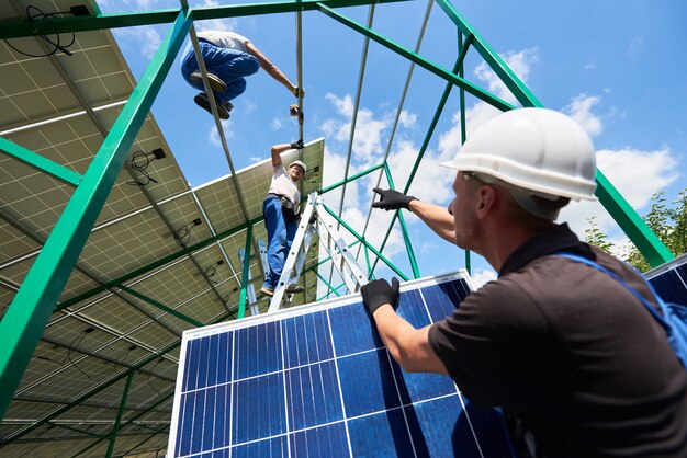 Installazione di un sistema di pannelli solari fotovoltaici autonomo