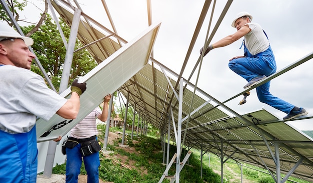 Installazione di un sistema di pannelli solari fotovoltaici stand-alone