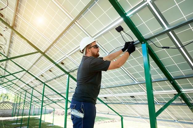 Installazione di un sistema di pannelli solari fotovoltaici stand-alone