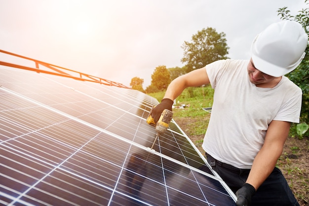 Installazione di un sistema di pannelli solari fotovoltaici stand-alone