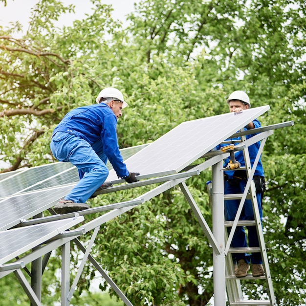 Installazione di un sistema di pannelli solari fotovoltaici stand-alone